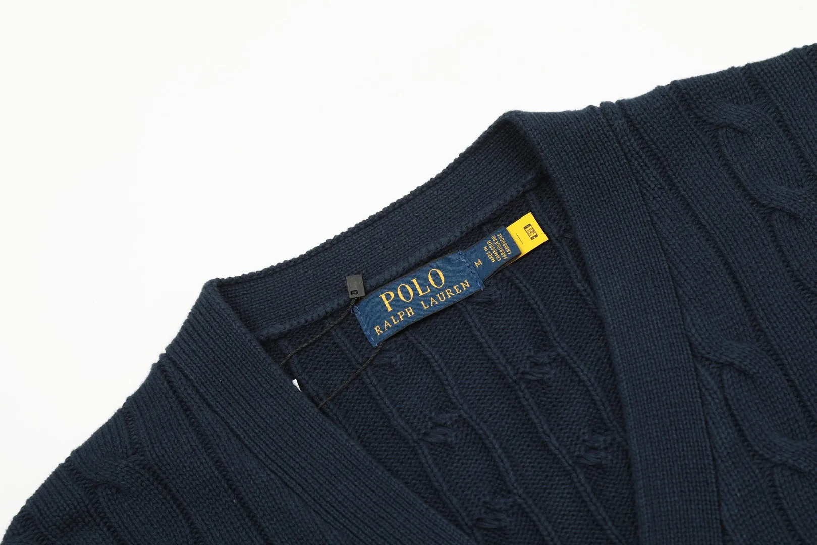 P270 Top quality" Style number: DS013# [Ralph Lauren V-neck solid color pony embroidered logo twist knitted cardigan] ✅Ralph Lauren classic basic versatile all-season couple knitted cardigan jacket ✅Main supplier platform live broadcast Wholesale entities will be replenished if out of stock, will not be removed from the shelves ✅ZP quality 1:1 version Scan the code to enter the GF website Counter quality ✅Detailed quality The only one in Guangzhou Imported quality cotton yarn, focusing on high-end Needless to say, cost-effective and good quality. ✅The version is restored to the original size. The maximum size can be worn up to 200 pounds. Loose, comfortable and stress-free. ✅The upper body is simple and easy to match. A must-have for ootd. Good-looking clothes are never picky. A must-have for men and women with the same style. Recommended for couples. Size: S-XL. Color: black, navy, off-white, gray, light blue, khaki.